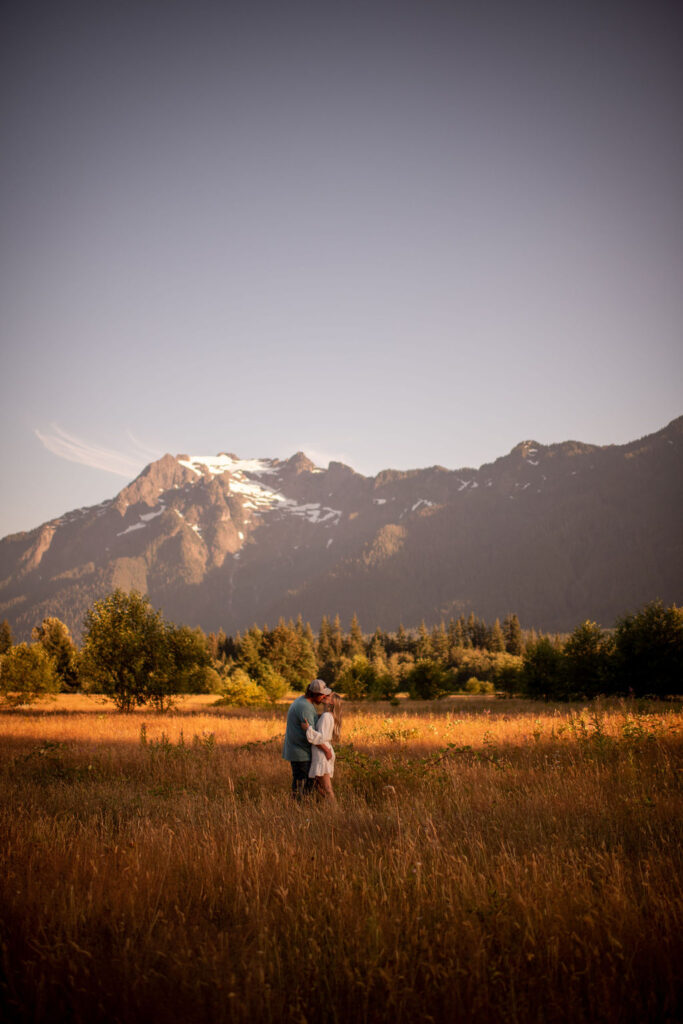 Couples golden hour mountain engagement photos in the Washington fields