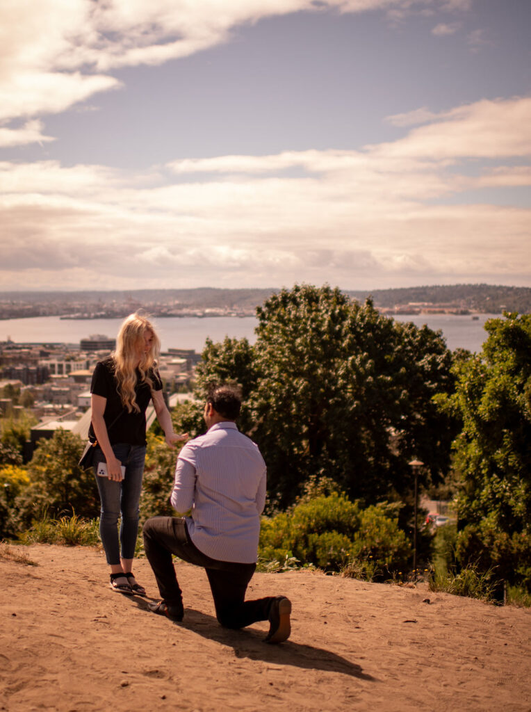 Surprise proposal photos at photos in Kerry Park in Seattle