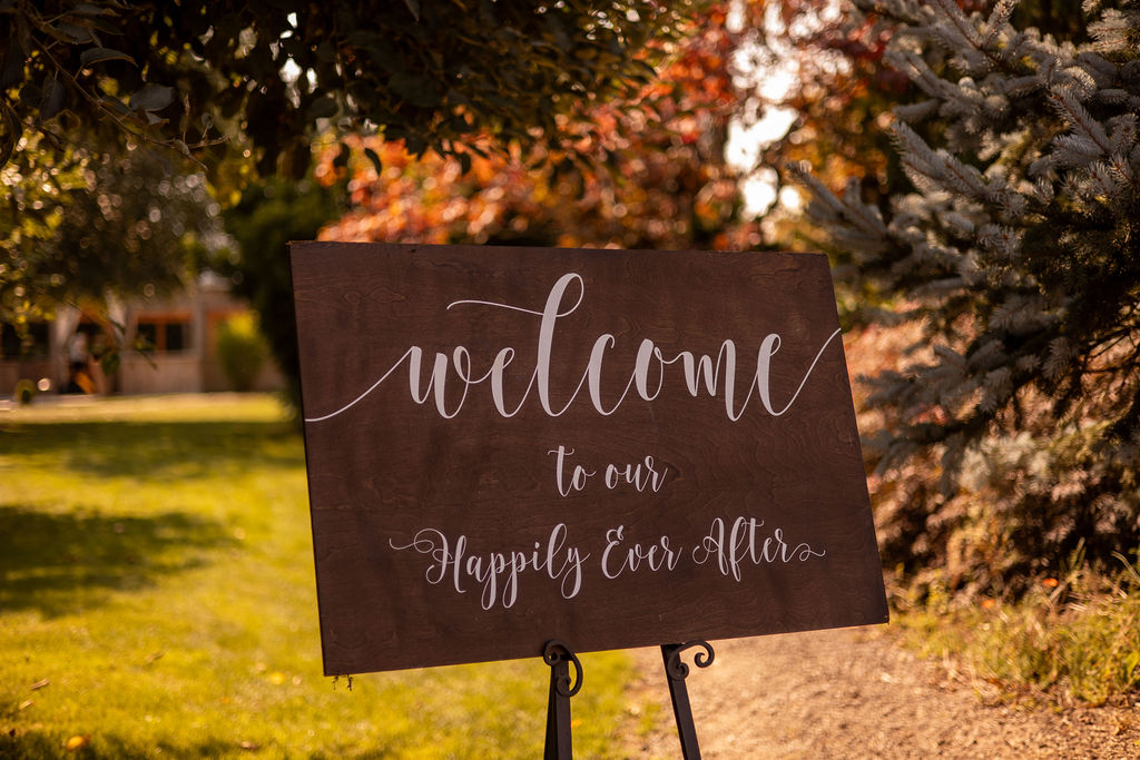 Welcoming sign at the wedding